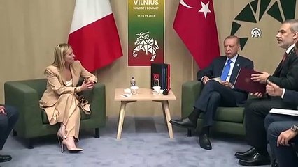 4 livres à côté d'Erdogan, qui a rencontré des dirigeants lors du sommet de l'OTAN, ont attiré l'attention