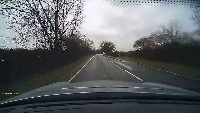 Ce conducteur panique en croisant un camion sur une route inondée
