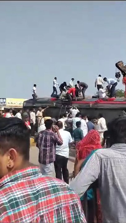 ट्रैक्टर ट्रॉली से टकराकर डिवाइडर पर चढ़कर पलटी...