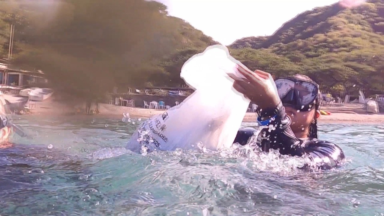 Apneístas colombianos, aficionados a la inmersión, ayudan a limpiar el mar Caribe