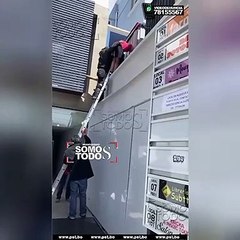 AMPARO CARVAJAL ENTRA A LA SEDE DE LA APDHB CON LA AYUDA DE UNA ESCALERA