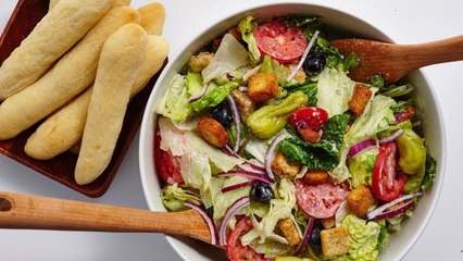 How to Make a Copycat Olive Garden Salad and Breadsticks
