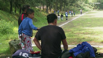 "تأتي إلى هنا كي تنسى همومك".. في المكسيك حفرة بركانية تتحوّل إلى ملعب فريد لكرة القدم