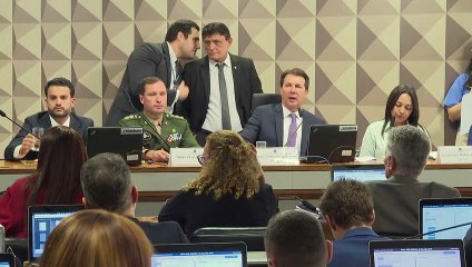 Ex-ajudante de ordens de Bolsonaro opta pelo silêncio em depoimento à CPMI