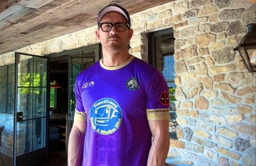Ryan Reynolds envía sus condolencias al capitán del Wrexham AFC tras la muerte de su padre