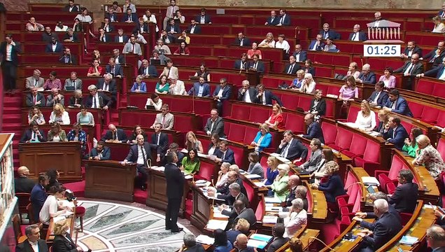 Les images de la honte : Les députés Insoumis refusent de se lever à l'Assemblée pour rendre hommage à tous les policiers morts en service et qui laissent des veuves, des veufs, des orphelins