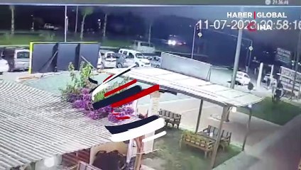 Antalya'da tur midibüsünün çarptığı iki turist hayatını kaybetti! O anlar kamerada