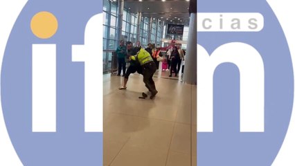 (EN VIDEO) ¿Qué cargos enfrenta podría enfrentar canadiense ataca a policía en el aeropuerto El Dorado