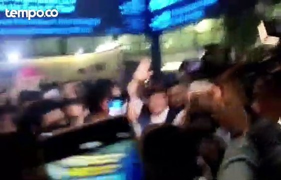 Anies Baswedan Tiba di Bandara Usai Haji, Disambut AHY dan Ratusan Pendukung