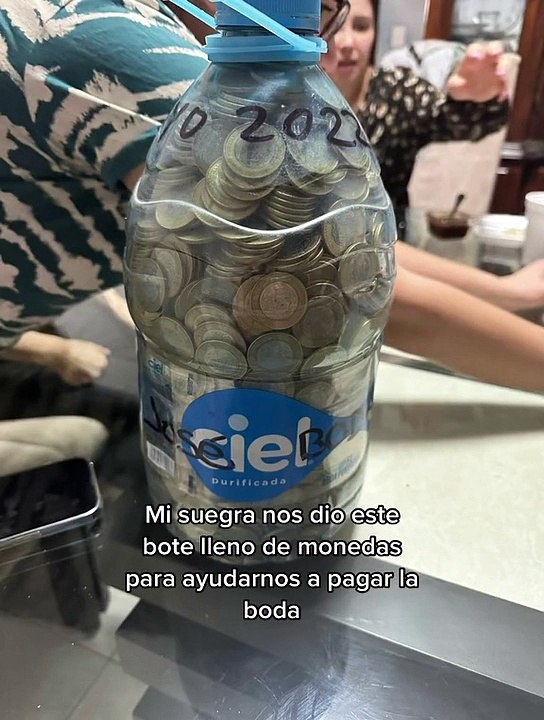 ¿El mejor regalo? Mujer le regaló a su hijo todos sus ahorros para que se pueda casar