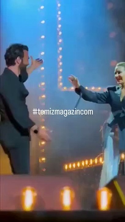 Moments romantiques au concert! Sıla Gençoğlu a embrassé İlker Kaleli, qui est venu sur scène, sur les lèvres