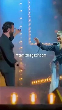 Moments romantiques au concert! Sıla Gençoğlu a embrassé İlker Kaleli, qui est venu sur scène, sur les lèvres