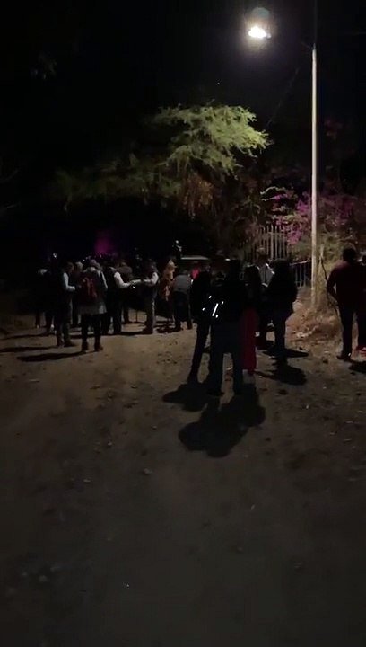 #EnVivo 3 elementos policiales muertos y 10 heridos, el saldo de un atentado con explosivos contra elementos de Fiscalía del Estado. Así se encuentra el lugar de los hechos #GuardiaNocturna