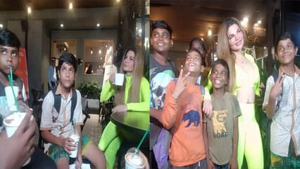 Rakhi Sawant ने गरीब बच्चों को Starbucks में दी Coffee Party, मिलकर बिकवाया उन बच्चों का सामान!
