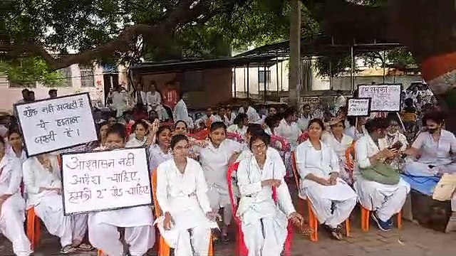 नर्सों की हड़ताल जारी, रैली निकाली ज्ञापन सौंपा