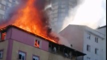 Esenyurt'ta binanın çatısı alev alev yanıyor