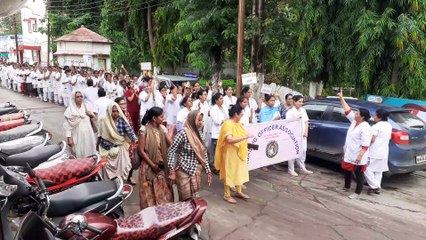 देखे Video : सडक़ पर स्वास्थ्यकर्मी, व्यवस्थाएं चरमराई