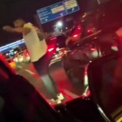 Şaka yapmak isteyen genç kafasıyla aracın ön camını kırdı