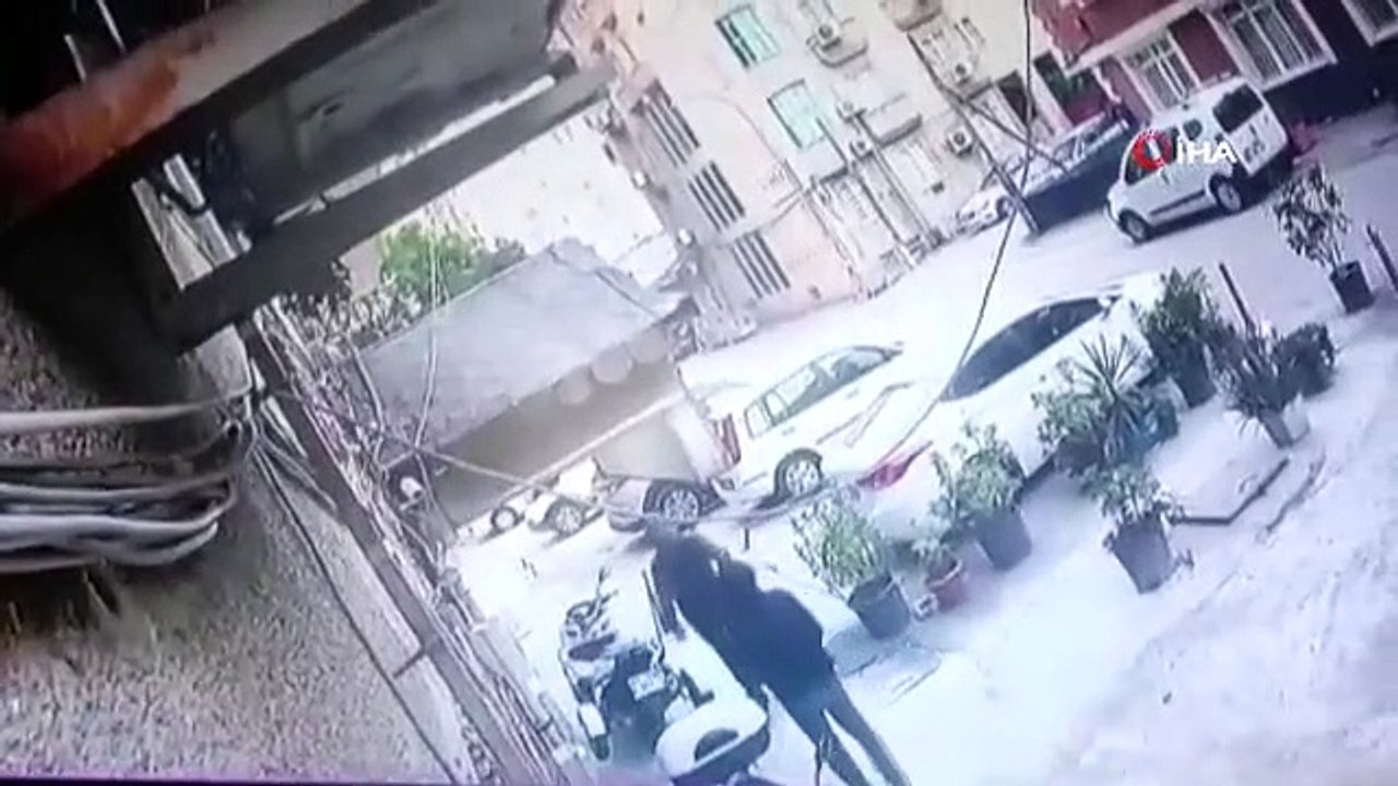 Ils se sont offensés au travail, puis ils se sont réconciliés et ont volé la moto comme ça