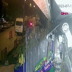 Kaza yapan gençler kendilerine geçmiş olsun diyen amcayı dövdüler