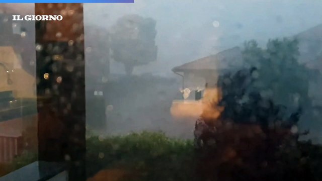 Video del nubifragio nel Varesotto: tetti scoperchiati, alberi caduti e?grandinate