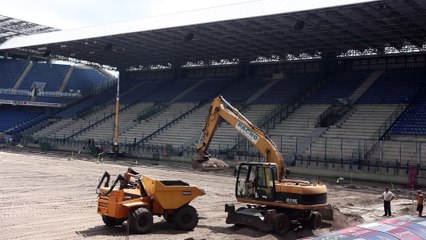 Kraków - wymiana murawy na stadionie Wisły