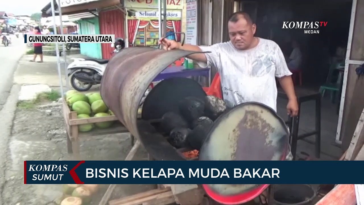 Warga Kota Gunungsitoli Nias Raup Keuntungan dengan Berbisnis Kelapa Muda Bakar