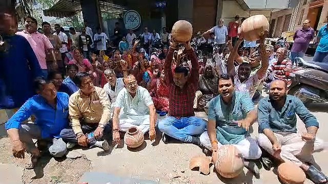 पानी की समस्या को लेकर धरने पर बैठे विधायक देवनानी