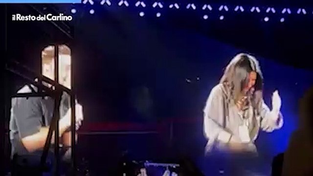 Laura Pausini ospite a sorpresa: il video del duetto con Tiziano Ferro a Bologna