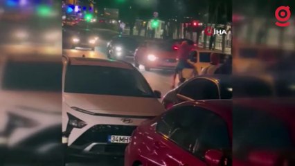 İstanbul’da trafikte tehlikeli anlar kamerada: Dans ederek araçların önüne atladılar