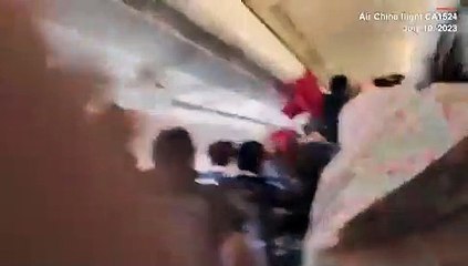 Uçakta panik anları! Yolcu ve kabin memurunun savrularak tavana çarptı