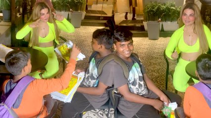 Rakhi Sawant का दिखी स्वीट जेस्चर, गरीब बच्चों को पिलाई कॉफी