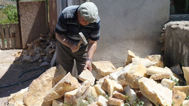 Yılda 30 ton oniks taşını takı ve süs eşyasına dönüştürüyor