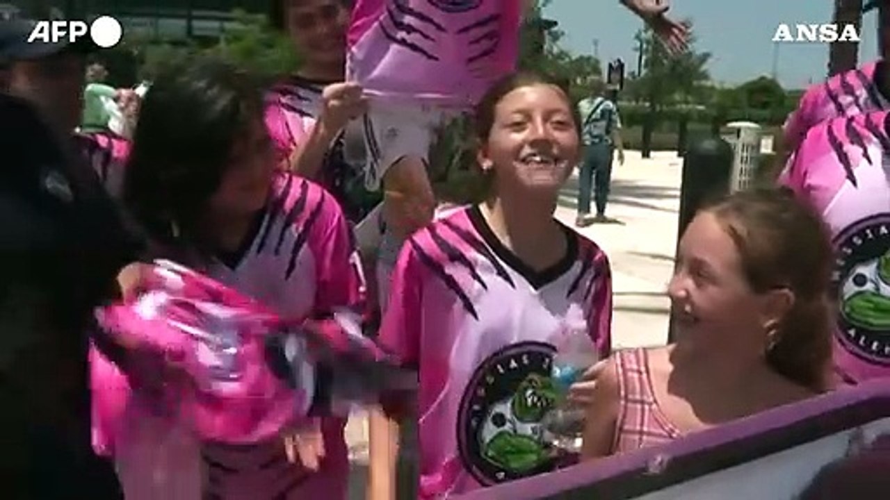 Calcio, fan di Messi cantano davanti allo stadio dell'Inter Miami