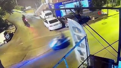 À Şişli, des voleurs à moto ont volé le téléphone de l'homme qui marchait sur la route.