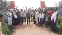 क्रमोन्नति की मांग को लेकर ग्रामीणों ने स्कूल पर लगाया ताला, इधर शिक्षकों ने मंदिर में ली कक्षा