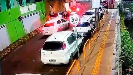 Casal tem carro roubado no bairro da Graça