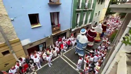 Los gigantes de Pamplona bailan en frente de la churrería La Mañueta