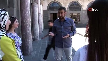 Download Video: Ulu Cami’deki yılan figürü 4 farklı hikayesiyle turistlerin dikkatini çekiyor