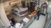 Le vieil homme a volé la boîte d'aide à la boulangerie... Ces moments sont filmés