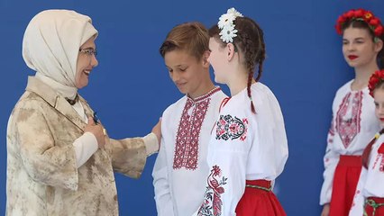Emine Erdoğan, lider eşleriyle Ukrayna Merkezi'ni ziyaret etti