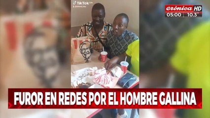 ¡Este es el "hombre gallina" que causa furor en las rede sociales!
