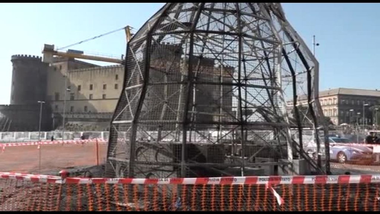 Un incendio distrugge l'opera la "Venere degli stracci" a Napoli