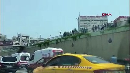 İstanbul'da feci kaza! Üst yoldan D-100'e otomobil düştü