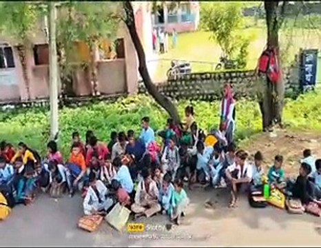 विद्यालय के मुख्य गेट का ताला लगाकर धरने पर बैठे ग्रामीण अधिकारियों की समझाइश के बाद खोला ताला