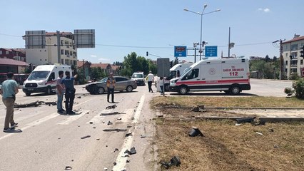 Tokat'ta kavşakta 2 otomobil çarpıştı: 7 yaralı