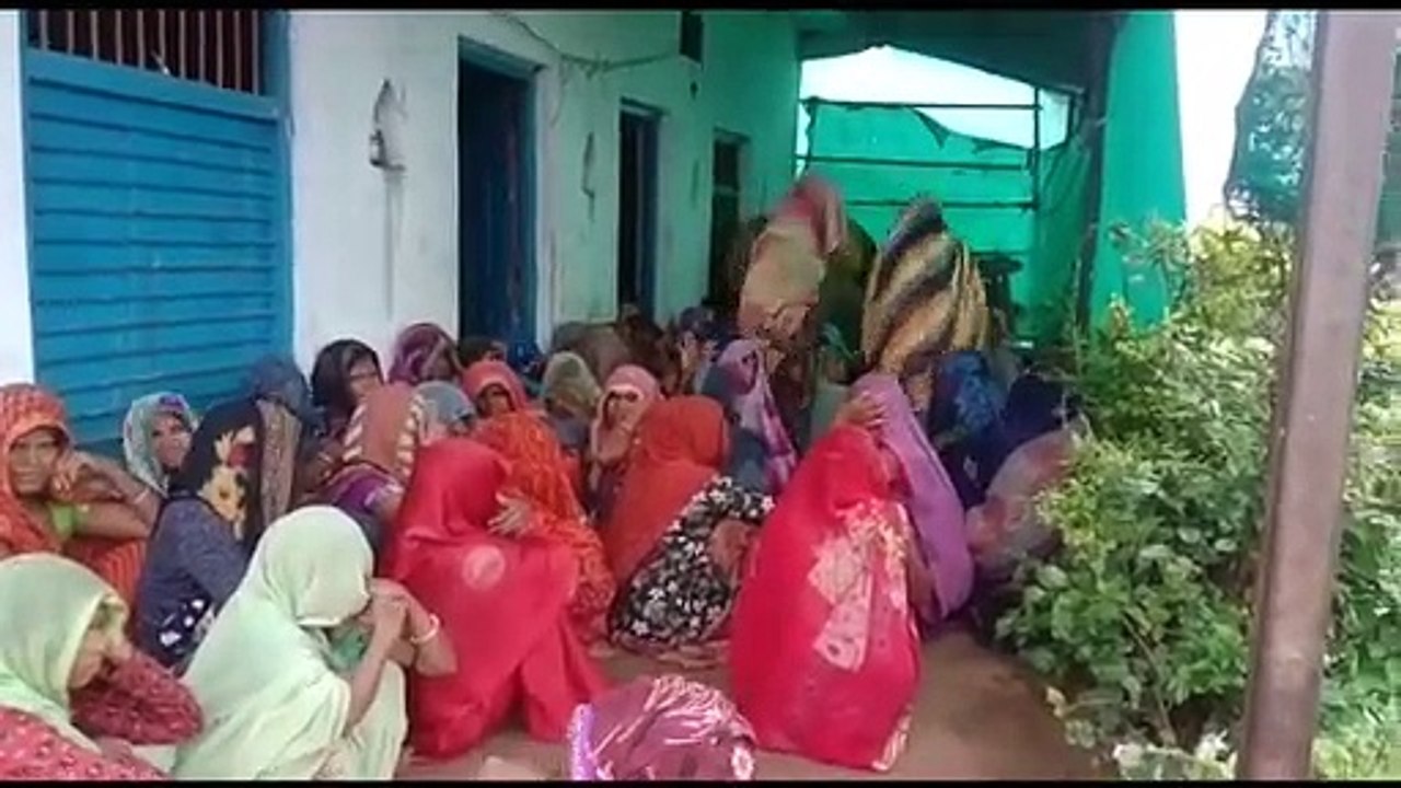 काल बनकर टूटा बिजली का तार, करंट से पिता-पुत्र की मौत, पत्नी और मासूम झुलसी
