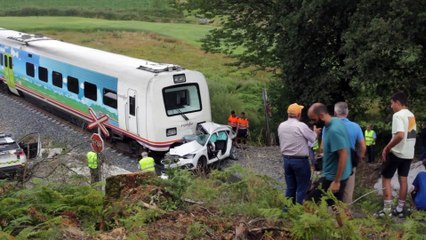 Conmoción en Lugo después de que un tren arrolle a un coche en un paso a nivel