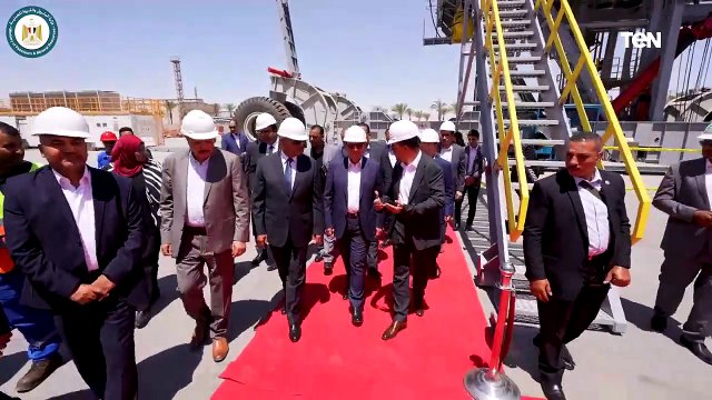 صنع بأيدي مصرية.. وزير البترول يرافقه محافظ السويس خلال تدشين أول حفار بترول صناعة مصرية