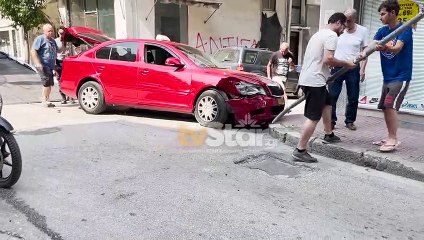 Τροχαίο στο κέντρο της Λαμίας: Ταξί εμβολίστηκε και έπεσε πάνω σε πλάτανο